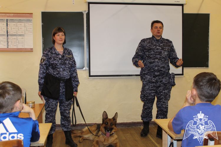 Росгвардейцы поздравили вологодских школьников с окончанием учебного года и предстоящим Днем защиты детей (ВИДЕО)