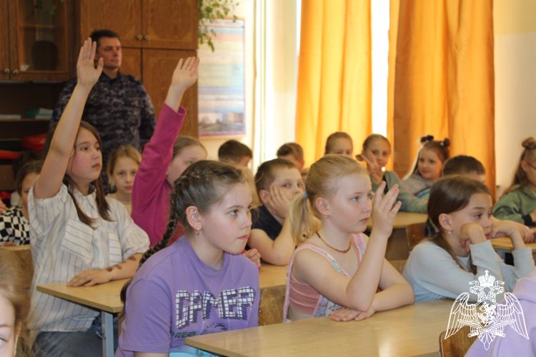 Росгвардейцы поздравили вологодских школьников с окончанием учебного года и предстоящим Днем защиты детей (ВИДЕО)