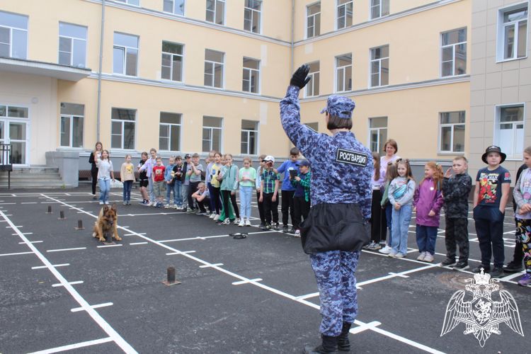Росгвардейцы поздравили вологодских школьников с окончанием учебного года и предстоящим Днем защиты детей (ВИДЕО)