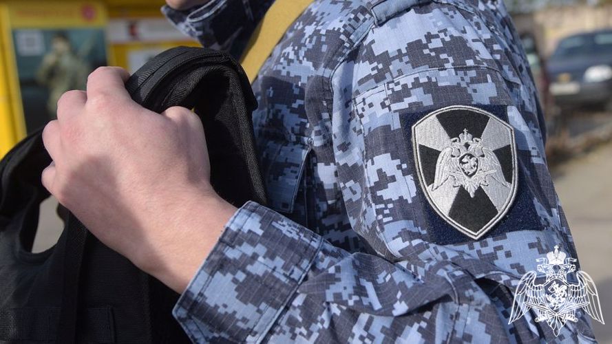 Росгвардейцы в п.Шексна задержали нетрезвого водителя, сломавшего на автостоянке несколько яблонь