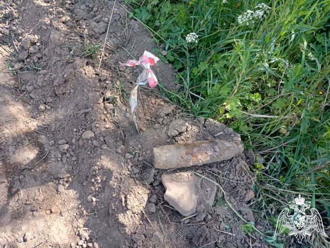 Взрывотехники ОМОН Росгвардии обследовали боеприпас, обнаруженный дорожными рабочими в Вологодской области