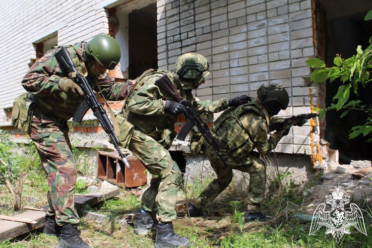 В Вологде сотрудники ОМОН «Вымпел» Росгвардии провели тактико-специальные тренировки (ВИДЕО)