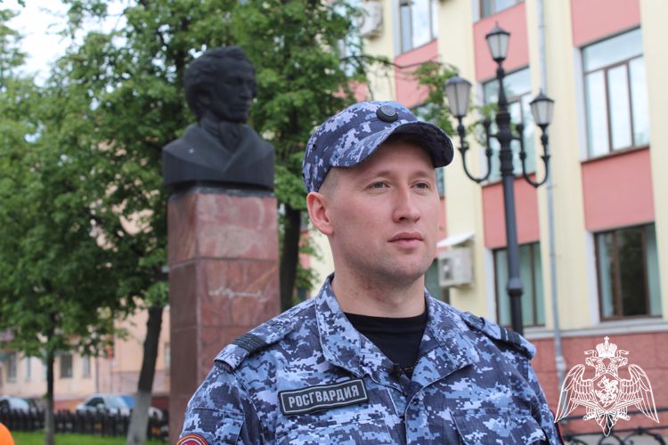 В Вологде сотрудники и военнослужащие Росгвардии присоединились ко всероссийской акции «С днем рождения, Пушкин» (ВИДЕО)