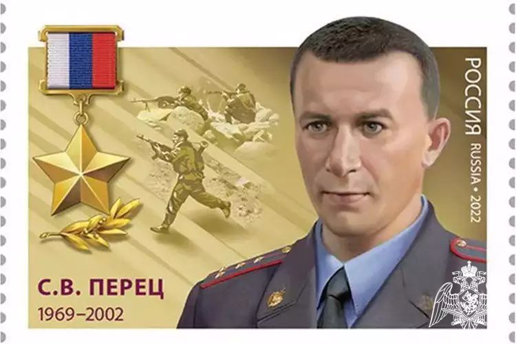 Сотрудники ОМОН «Титан» Росгвардии по Вологодской области передали памятную марку Героя России Сергея Перца школе, носящей его имя