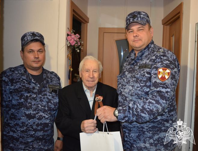 Сотрудники вологодской Росгвардии поздравили 94-летнего ветерана службы с днем рождения