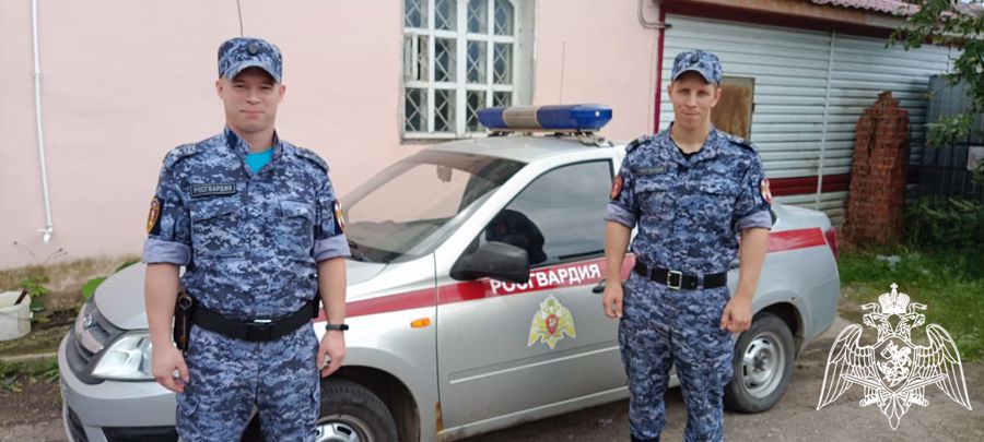 В Вологодской области сотрудники Росгвардии помогли двум мужчинам выбраться из горящего дома