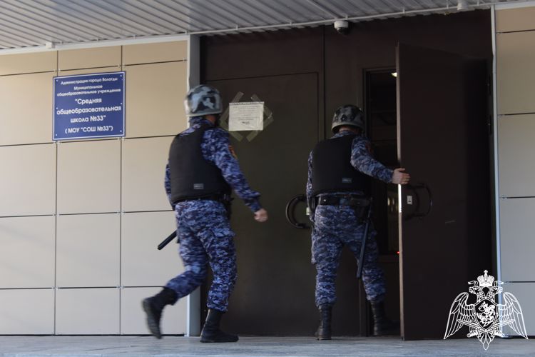 В Вологодской области сотрудники Росгвардии проверяют защищенность объектов образования