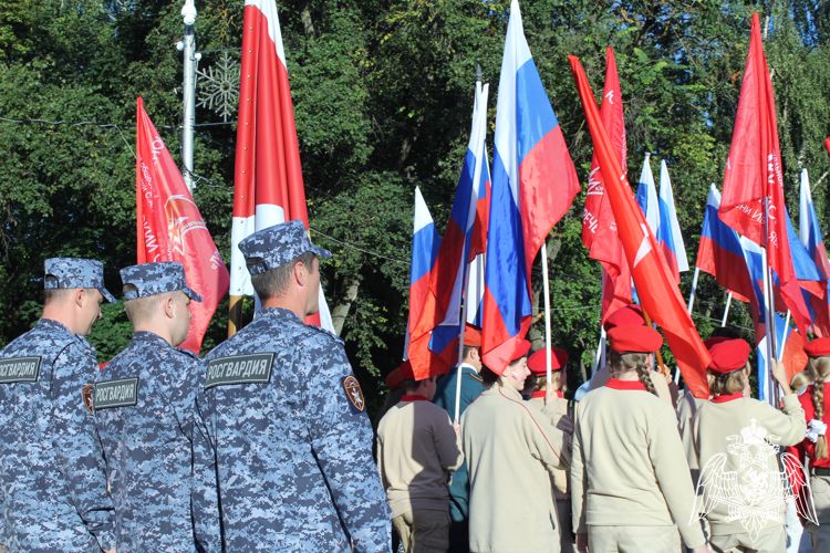 Сотрудники Росгвардии приняли участие в параде флагов в Вологде