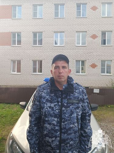 СОТРУДНИК ВНЕВЕДОМСТВЕННОЙ ОХРАНЫ РОСГВАРДИИ ОКАЗАЛ ПОМОЩЬ ПОТЕРЯВШЕМУ СОЗНАНИЕ МУЖЧИНЕ