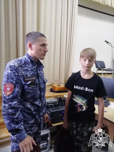 СОТРУДНИК ВНЕВЕДОМСТВЕННОЙ ОХРАНЫ ВЕЛИКОУСТЮГСКОГО ФИЛИАЛА ПРОВЕЛ ЗАНЯТИЕ С УЧАЩИМИСЯ ГИМНАЗИИ 