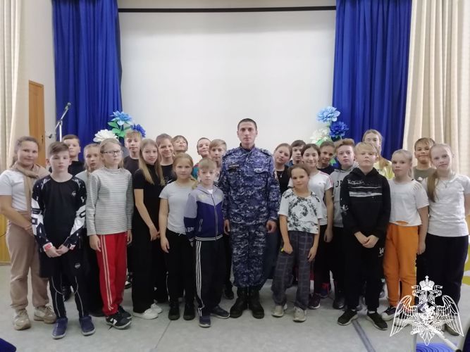 СОТРУДНИК ВНЕВЕДОМСТВЕННОЙ ОХРАНЫ ВЕЛИКОУСТЮГСКОГО ФИЛИАЛА ПРОВЕЛ ЗАНЯТИЕ С УЧАЩИМИСЯ ГИМНАЗИИ 