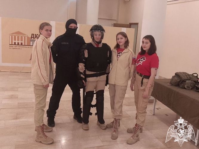 Сотрудники ОМОН «Титан» Росгвардии по Вологодской области рассказали череповецким призывникам о своей службе
