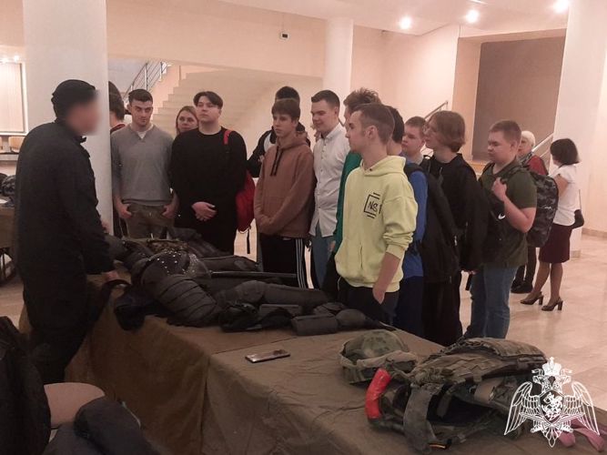 Сотрудники ОМОН «Титан» Росгвардии по Вологодской области рассказали череповецким призывникам о своей службе