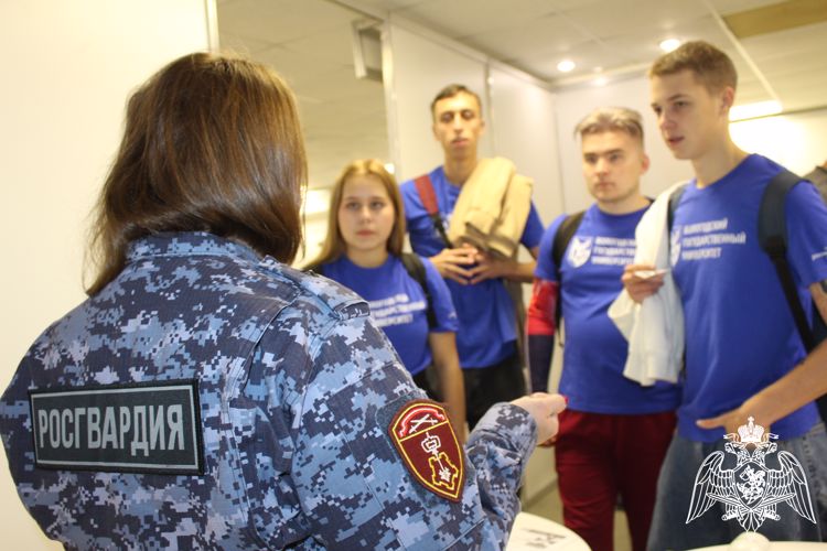 Вологодские росгвардейцы стали участниками Дня карьеры молодежи