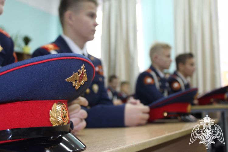 В Вологде руководство и ветераны Росгвардии приняли участие в церемонии посвящения в кадеты подшефной школы