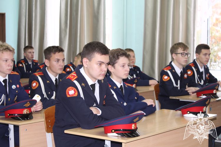 В Вологде руководство и ветераны Росгвардии приняли участие в церемонии посвящения в кадеты подшефной школы