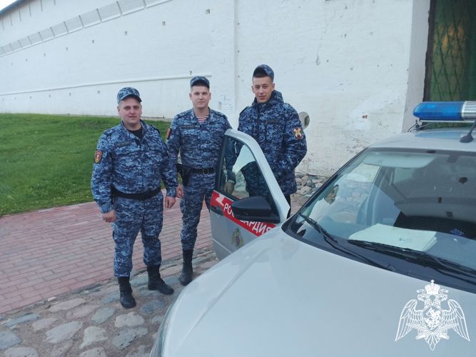 Сотрудники вневедомственной охраны Росгвардии в г. Кириллове эвакуировали жильцов из горящего жилого дома