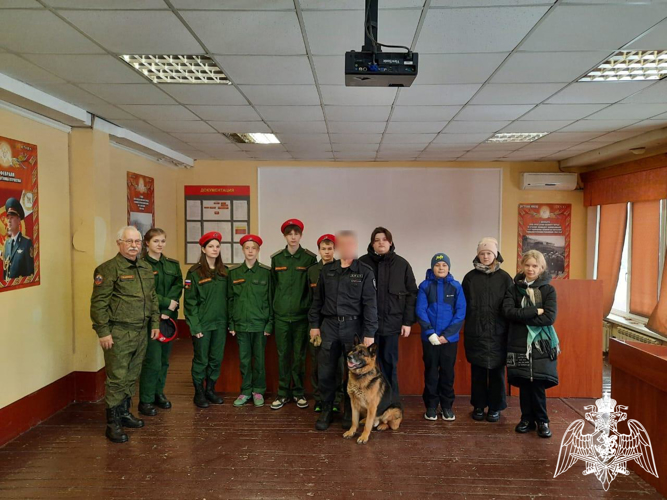 Сотрудники ОМОН «Титан» Росгвардии в г. Череповец провели урок мужества для учеников центра образования из п.Климовское
