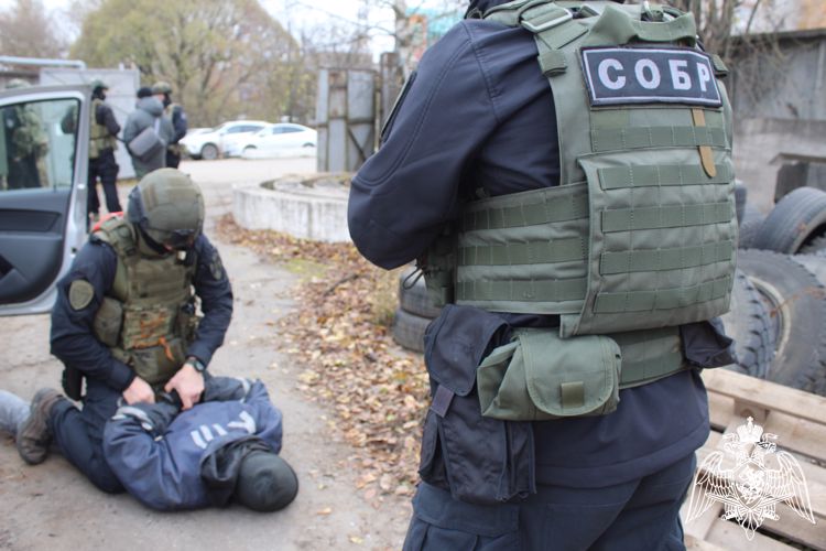 В Вологде сотрудники спецподразделений Росгвардии вместе с коллегами из МВД отработали задержание условных злоумышленников (ВИДЕО)