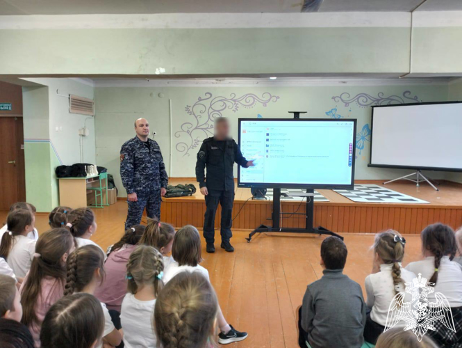 Росгвардейцы рассказали школьникам Вологодского округа о героях Отечества