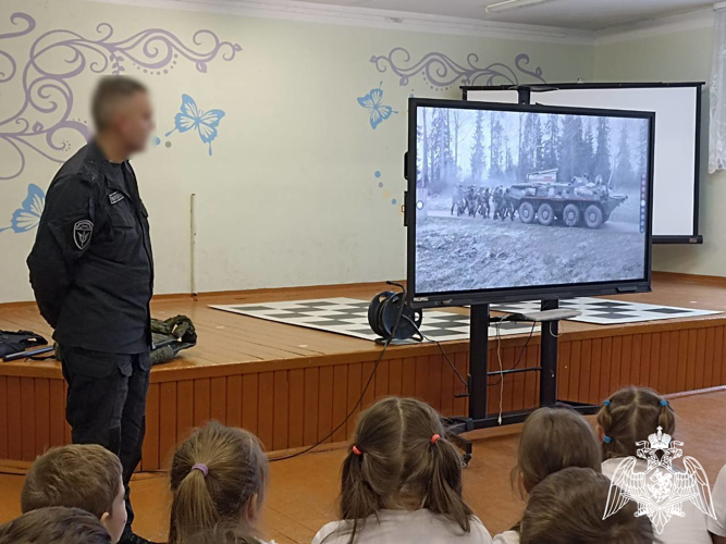 Росгвардейцы рассказали школьникам Вологодского округа о героях Отечества