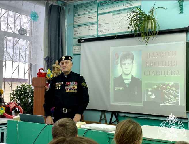 Дед Мороз специального назначения вручил подарки ребятам в д.Березник Вологодского округа