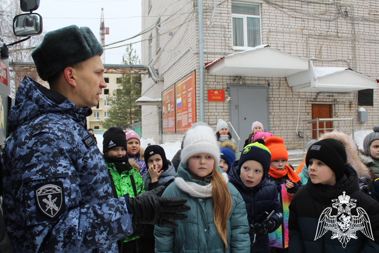 В Вологде сотрудники Росгвардии провели день открытых дверей для первоклассников одной из школ города