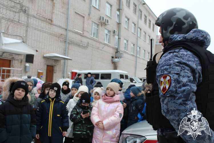В Вологде сотрудники Росгвардии провели день открытых дверей для первоклассников одной из школ города