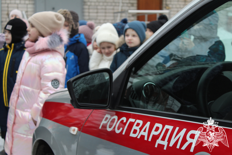 В Вологде сотрудники Росгвардии провели день открытых дверей для первоклассников одной из школ города