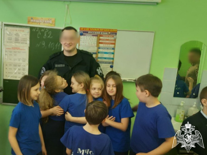 Череповецкие школьники узнали, как сотрудникам ОМОН всегда удается быть в форме и выполнять все служебные задачи на 100%