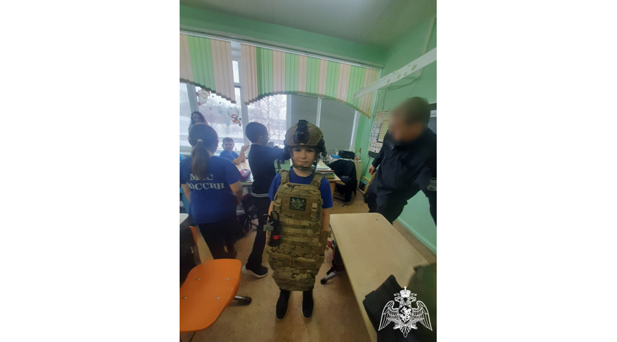 Череповецкие школьники узнали, как сотрудникам ОМОН всегда удается быть в форме и выполнять все служебные задачи на 100%