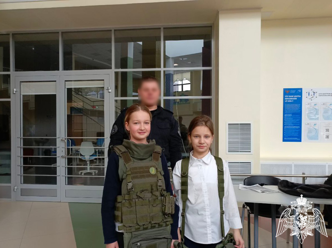 Цикл встреч с череповецкими школьниками провели сотрудники ОМОН «Титан» Управления Росгвардии по Вологодской области