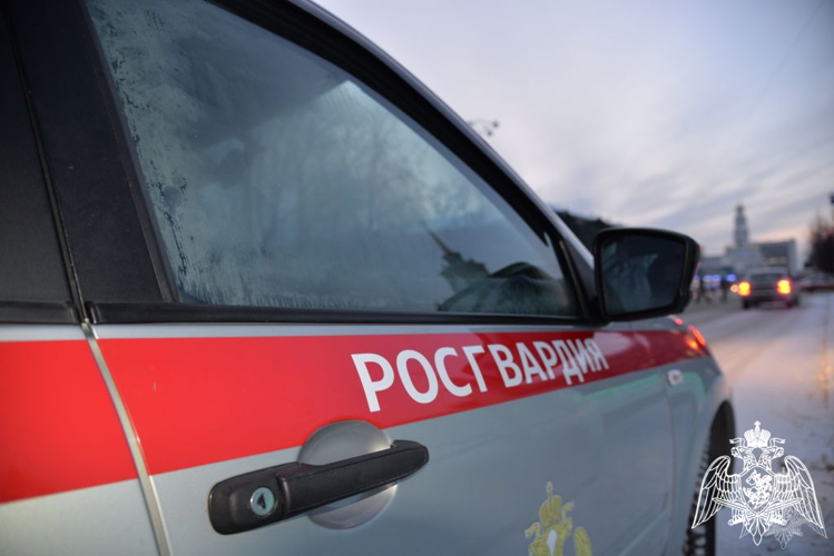 Сотрудники Росгвардии задержали нетрезвого вологжанина, повредившего чужое авто и пытавшегося пройти в чужое общежитие
