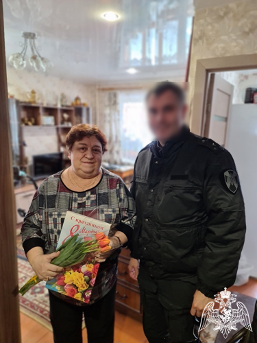 В Вологде сотрудники и военнослужащие Росгвардии поздравили с 8 марта матерей и жен коллег, погибших при исполнении служебного долга