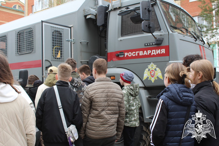Вологодские школьники познакомились с работой региональной Росгвардии