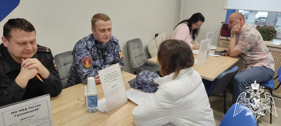 Вологодские росгвардейцы рассказали о своей службе на Всероссийской ярмарке трудоустройства