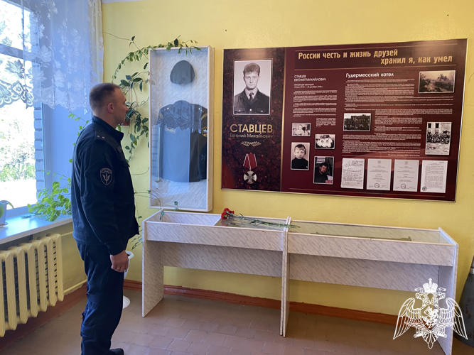 Сотрудники Росгвардии в Вологодской области почтили память сослуживца, погибшего при исполнении служебного долга