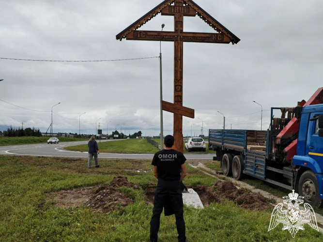 Сотрудники Росгвардии оказали помощь в установлении памятных православных крестов при въезде в Вологду