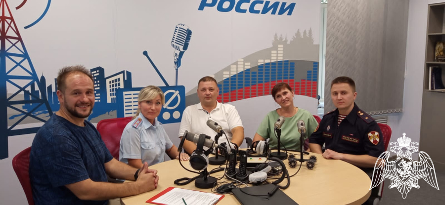 Сотрудник Росгвардии рассказал в прямом эфире областного радио жителям Вологодчины о безопасности в образовательных учреждениях