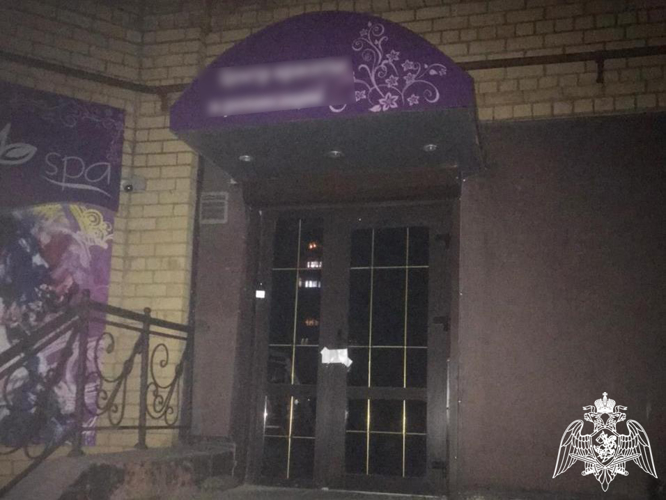 При силовой поддержке сотрудников ОМОН Росгвардии в Вологодской области пресечена деятельность интим-салона
