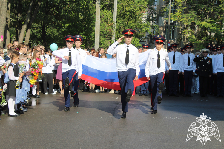 Руководство Управления Росгвардии по Вологодской области поздравило учеников и педагогов подшефной школы с Днем знаний