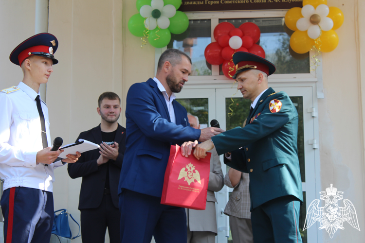 Руководство Управления Росгвардии по Вологодской области поздравило учеников и педагогов подшефной школы с Днем знаний