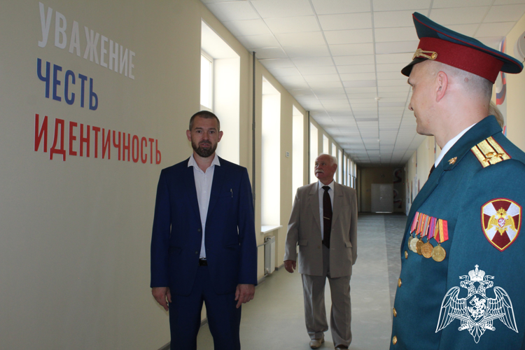 Руководство Управления Росгвардии по Вологодской области поздравило учеников и педагогов подшефной школы с Днем знаний