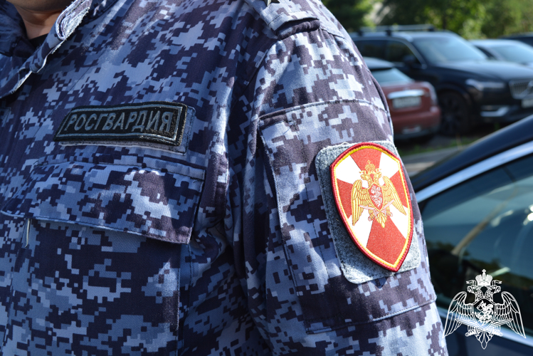 Сотрудники Росгвардии задержали двух череповчан, подозреваемых в хищении одежды из супермаркета