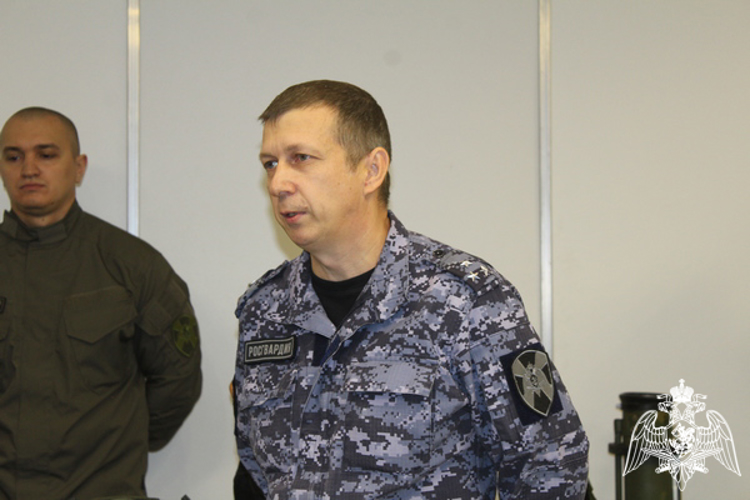 Росгвардейцы представили свою профессию на ярмарке вакансий «День карьеры молодежи». Профориентационные площадки ярмарки в Вологде, Череповце, Соколе и Великом Устюге собрали учащихся 8-11 классов из различных муниципальных округов области.
