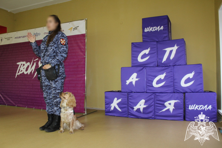 Росгвардейцы рассказали школьникам Спасской школы о Дне Неизвестного солдата и своей службе (ВИДЕО)