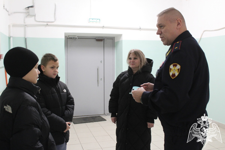 Начальник Управления региональной Росгвардии генерал-майор полиции Сергей Логинов исполнил мечту юного вологжанина на «Ёлке желаний»