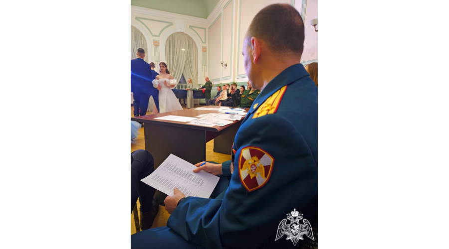 В Вологде росгвардейцы стали почетными гостями традиционного кадетского бала подшефной школы №15