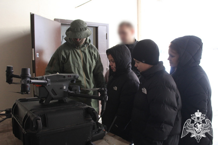 Начальник Управления региональной Росгвардии генерал-майор полиции Сергей Логинов исполнил мечту юного вологжанина на «Ёлке желаний»