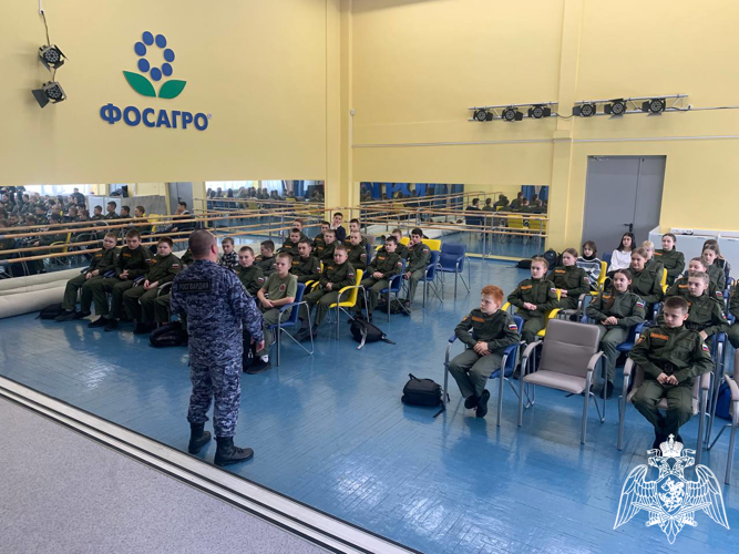 В Череповце росгвардейы рассказали учащимся «Гвардейской смены» о Героях Отечества